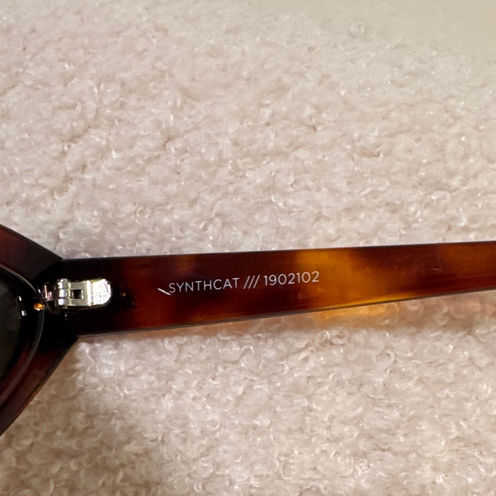 Le Specs ‘Synthcat’ Tortoiseshell Cat Eye Sunglasses w/ Case and Cleaning Cloth - Picture 3 of 7